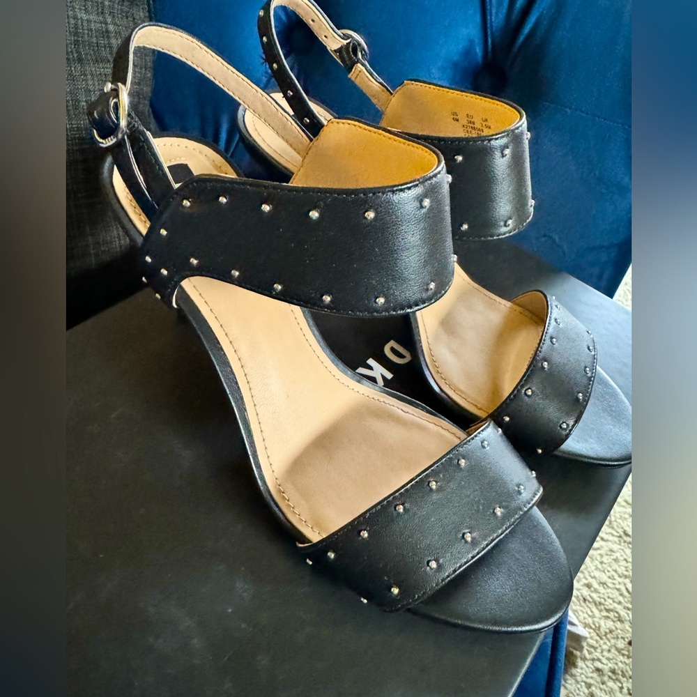 DKNY Seanna Nappa Learher ankle strap sandal women’s 6